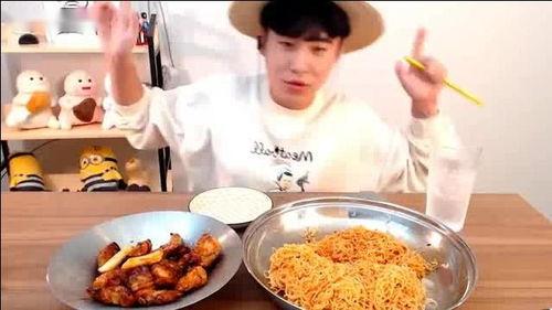 国产小哥吃火鸡面视频播放,视频播放量爆表，网友热议不断！