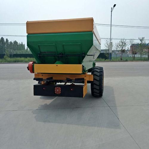 国产抛粪机作业视频,助力农业现代化发展